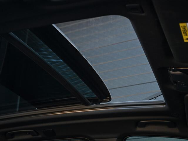 BMW X5 xDrive50e M-Sport Pro | Panoramadak | M-Performance Seats | HUD | 360 Camera | Stoelverwarming + Ventilatie | Memory Seats | Ambiance Interieur | Soft Close | Iconic Glow | Achterbank Verwarming |