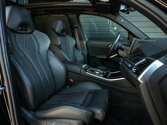 BMW X5 xDrive50e M-Sport Pro | Panoramadak | M-Performance Seats | HUD | 360 Camera | Stoelverwarming + Ventilatie | Memory Seats | Ambiance Interieur | Soft Close | Iconic Glow | Achterbank Verwarming |