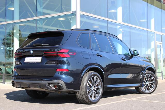 BMW X5 xDrive50e M Sport Automaat / Panoramadak / Trekhaak / Comfortstoelen / Soft-Close / Parking Assistant Professional / Adaptieve LED / Comfort Access