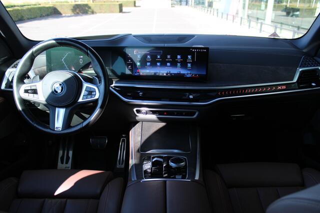 BMW X5 xDrive50e M Sport Automaat / Panoramadak / Trekhaak / Comfortstoelen / Soft-Close / Parking Assistant Professional / Adaptieve LED / Comfort Access