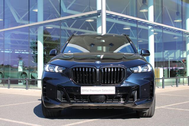 BMW X5 xDrive50e M Sport Automaat / Panoramadak / Trekhaak / Comfortstoelen / Soft-Close / Parking Assistant Professional / Adaptieve LED / Comfort Access