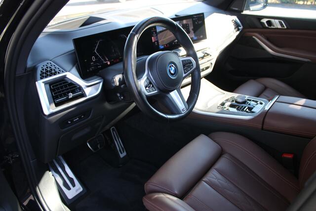 BMW X5 xDrive50e M Sport Automaat / Panoramadak / Trekhaak / Comfortstoelen / Soft-Close / Parking Assistant Professional / Adaptieve LED / Comfort Access