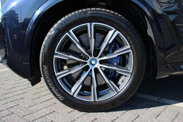 BMW X5 xDrive50e M Sport Automaat / Panoramadak / Trekhaak / Comfortstoelen / Soft-Close / Parking Assistant Professional / Adaptieve LED / Comfort Access