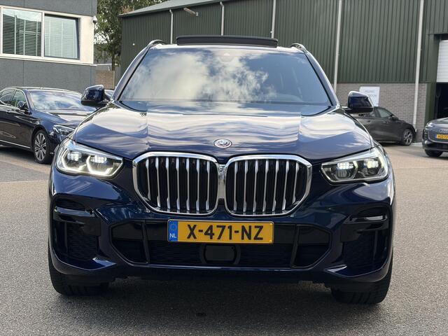 BMW X5 xDrive45e High Executive BOMVOL! | PANO | HARMAN KARDON | LASER LED | ELEK. ACHTER KLEP | ELEK. TREKHAAK | STOELVERWARMING | ELEK. MEM. SEAT | ACHTERUITRIJCAMERA | 22'' VELGEN | RIJKLAAR PRIJS + 12 MND BOVAG GARANTIE |