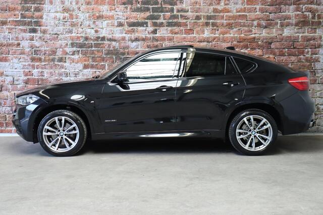 BMW X6 xDrive35i High Executive M Sport Pakket Automaat / Navigatiesysteem Professional / Driving Assistant Plus / Schuif-/kanteldak / Trekhaak / Adaptief M-onderstel / Comfortstoelen / Head-Up Display / Adaptieve LED-koplamp / Shadow Line / 20 Inch / Extra Geti