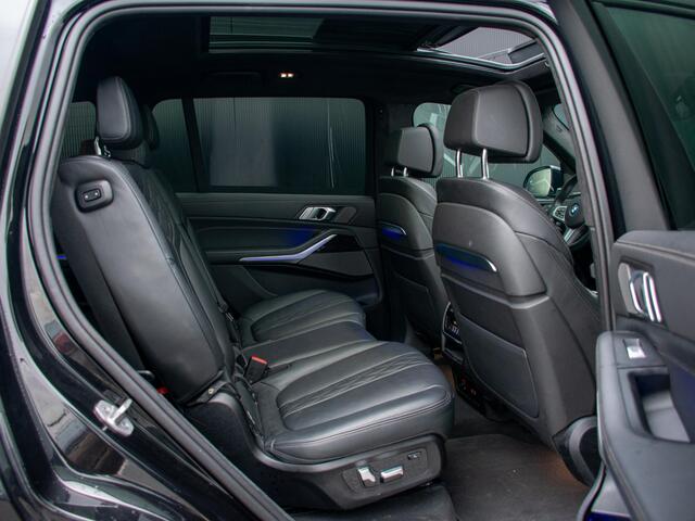 BMW X7 xDrive40i | Trekhaak | Schuif-/kantel Pano | Head-Up | 7 Persoons | 360 Camera