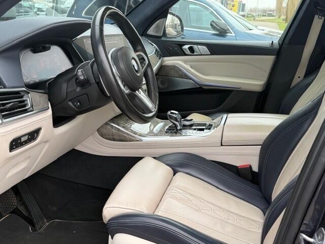 BMW X7 xDrive40i 6p. l 340 PK l Panodak Skylounge l LASER l HUD l 3500 Ahw gewicht l Memory l B &W l 360 Camera l Stuurverw. l Stoelverwarming l Distronic l