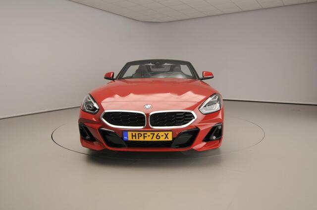 BMW Z4 Roadster sDrive20i | Handgeschakeld !! | LED | Leder | Navigatie | Windscherm | Stoelverwarming | DAB | Hifi speakers | Alu 18 inch