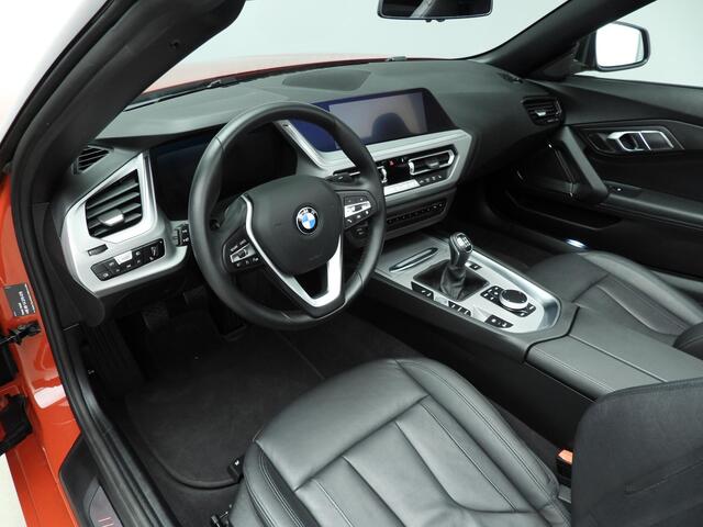 BMW Z4 Roadster sDrive20i | Handgeschakeld !! | LED | Leder | Navigatie | Windscherm | Stoelverwarming | DAB | Hifi speakers | Alu 18 inch