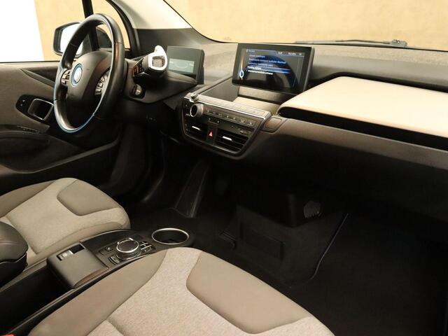 BMW i3 Basis 94Ah 33 kWh - SOH 90,3%- GROOT SCHERM NAVIGATIE - 2 LAADKABELS - PARKEERSENSOREN VOOR/ ACHTER - CAMERA - 19 INCH LICHT METALEN VELGEN - CLIMATE CONTROL - WARMTEPOMP - VOORSTOELEN VERWARMD- CRUISE CONTROL - ACHTERWIELAANDRIJVING