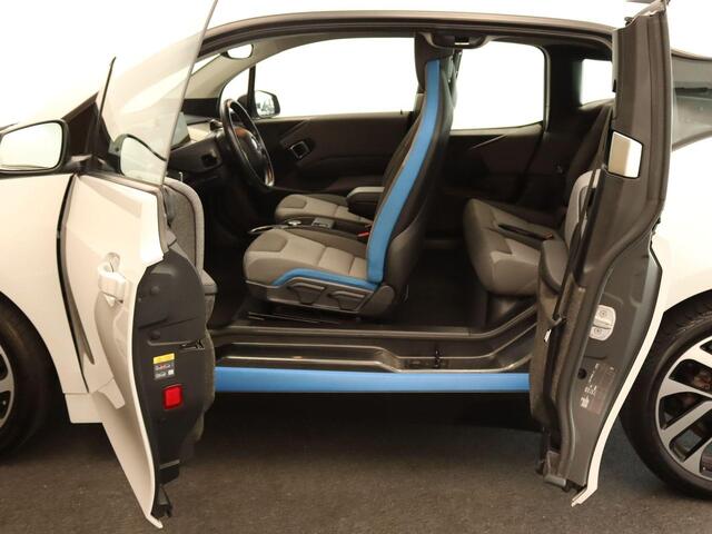 BMW i3 Basis 94Ah 33 kWh - SOH 90,3%- GROOT SCHERM NAVIGATIE - 2 LAADKABELS - PARKEERSENSOREN VOOR/ ACHTER - CAMERA - 19 INCH LICHT METALEN VELGEN - CLIMATE CONTROL - WARMTEPOMP - VOORSTOELEN VERWARMD- CRUISE CONTROL - ACHTERWIELAANDRIJVING
