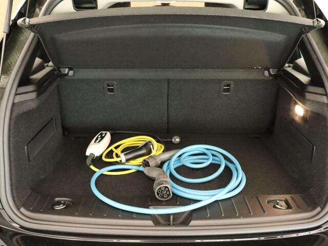 BMW i3 Basis 94Ah 33 kWh - SOH 90,3%- GROOT SCHERM NAVIGATIE - 2 LAADKABELS - PARKEERSENSOREN VOOR/ ACHTER - CAMERA - 19 INCH LICHT METALEN VELGEN - CLIMATE CONTROL - WARMTEPOMP - VOORSTOELEN VERWARMD- CRUISE CONTROL - ACHTERWIELAANDRIJVING
