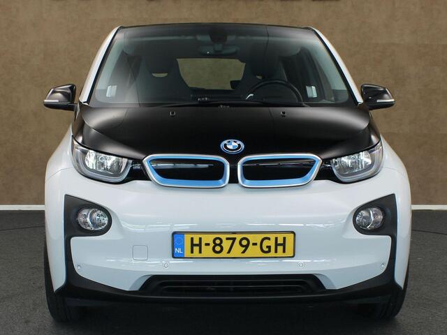 BMW i3 Basis 94Ah 33 kWh - SOH 90,3%- GROOT SCHERM NAVIGATIE - 2 LAADKABELS - PARKEERSENSOREN VOOR/ ACHTER - CAMERA - 19 INCH LICHT METALEN VELGEN - CLIMATE CONTROL - WARMTEPOMP - VOORSTOELEN VERWARMD- CRUISE CONTROL - ACHTERWIELAANDRIJVING