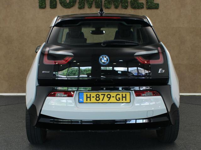 BMW i3 Basis 94Ah 33 kWh - SOH 90,3%- GROOT SCHERM NAVIGATIE - 2 LAADKABELS - PARKEERSENSOREN VOOR/ ACHTER - CAMERA - 19 INCH LICHT METALEN VELGEN - CLIMATE CONTROL - WARMTEPOMP - VOORSTOELEN VERWARMD- CRUISE CONTROL - ACHTERWIELAANDRIJVING
