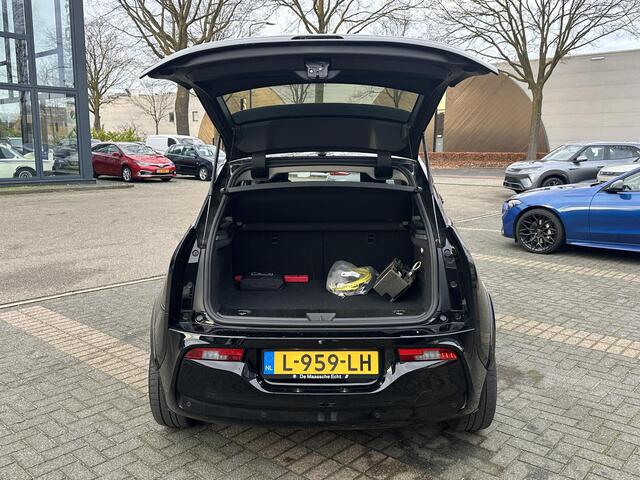 BMW i3 Dark Shadow Edition 120Ah 42 kWh VAN: ¤21.900,- VOOR: ¤19.877,- UW EINDEJAARSVOORDEEL: ¤2.023,- | HARMAN KARDON| ACHTERUITRIJCAMERA| STOELVERWARMING| WARMTEPOMP| COMFORT ACCESS