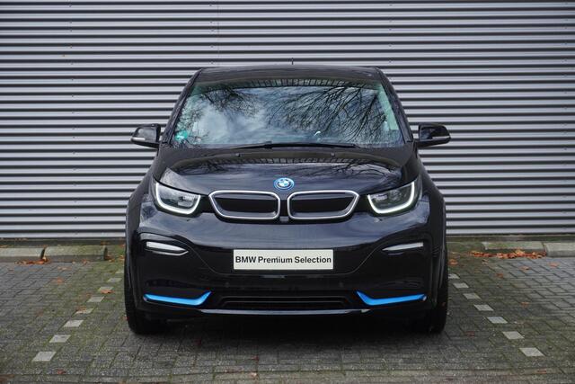 BMW i3 i3s 120Ah Comfort Access | Achteruitrijcamera | Driving Assistant Plus | Elektrisch verwarmde voorstoelen | 20 inch lichtmetalen i light wielen Dubbelspaak