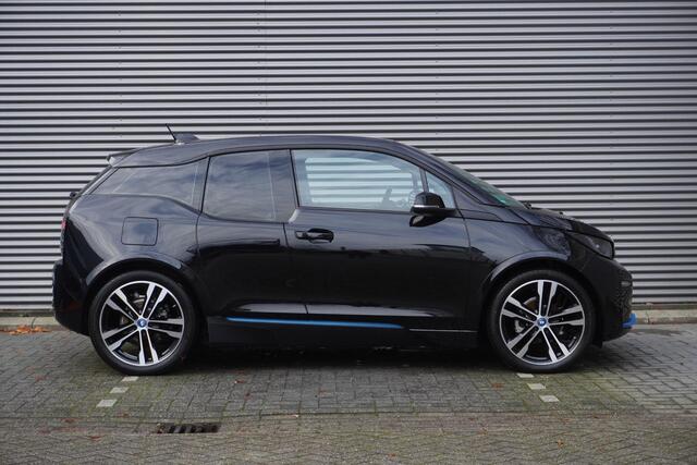 BMW i3 i3s 120Ah Comfort Access | Achteruitrijcamera | Driving Assistant Plus | Elektrisch verwarmde voorstoelen | 20 inch lichtmetalen i light wielen Dubbelspaak