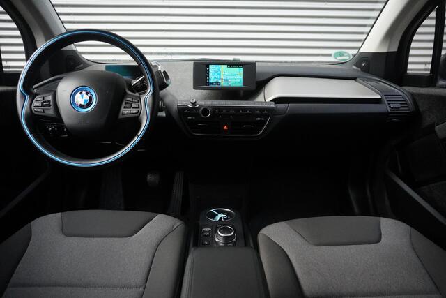 BMW i3 i3s 120Ah Comfort Access | Achteruitrijcamera | Driving Assistant Plus | Elektrisch verwarmde voorstoelen | 20 inch lichtmetalen i light wielen Dubbelspaak