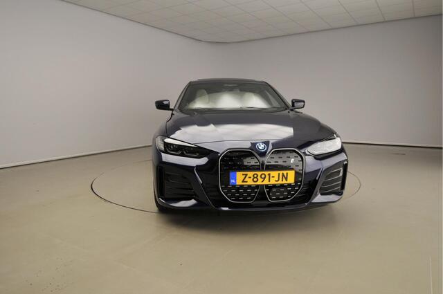BMW i4 eDrive40 high Executive M-Sportpakket / LED / Leder / Navigatie / Trekhaak / Schuifdak / Keyles go / Sportstoelen / DAB / Hifi speakers / Alu 19 inch