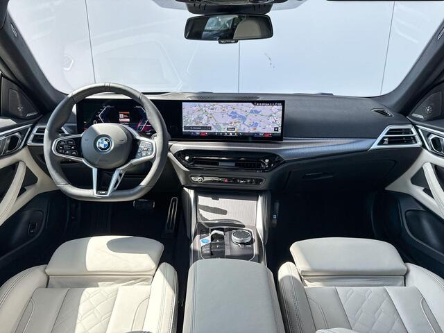 BMW i4 eDrive35 M-Sport / Stoelverwarming / Getinte Ramen / Parking Assistant Plus / Driving Assistant / Head Up Display