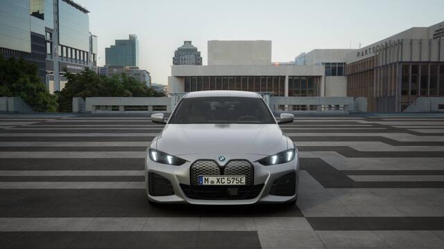 BMW i4 eDrive35 M Sport / Achteruitrijcamera / Adaptieve LED / Active Cruise Control / Comfort Access / Stuurverwarming / Parking Assistant