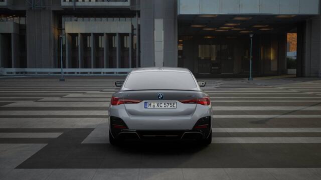 BMW i4 eDrive35 M Sport / Achteruitrijcamera / Adaptieve LED / Active Cruise Control / Comfort Access / Stuurverwarming / Parking Assistant
