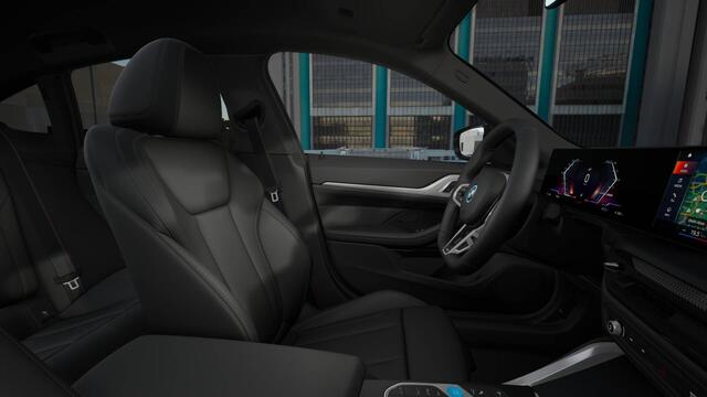 BMW i4 eDrive35 M Sport / Achteruitrijcamera / Adaptieve LED / Active Cruise Control / Comfort Access / Stuurverwarming / Parking Assistant