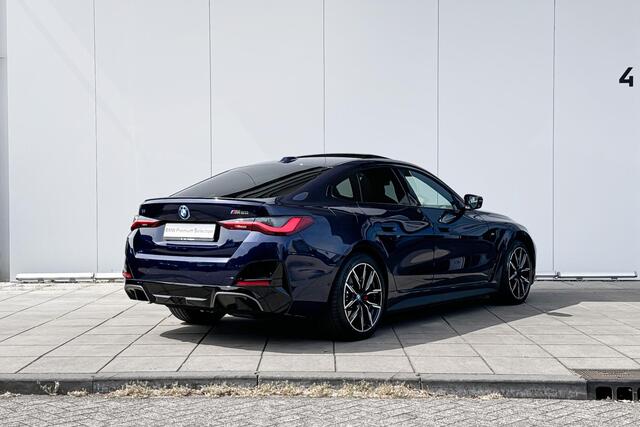 BMW i4 M50 High Executive Stuurwielrand Verwarming/ Stoelverwarming / Adaptief Onderstel / Comfort Acces / Shadow Line Koplampen / Glazen Schuifdak / Getinte Ramen / Dimmende Binnen & Buitenspiegel / Electrisch Verstelbare Voorstoelen / Driving Assistant Prof /