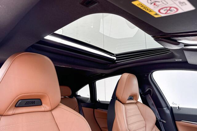 BMW i4 M50 High Executive Stuurwielrand Verwarming/ Stoelverwarming / Adaptief Onderstel / Comfort Acces / Shadow Line Koplampen / Glazen Schuifdak / Getinte Ramen / Dimmende Binnen & Buitenspiegel / Electrisch Verstelbare Voorstoelen / Driving Assistant Prof /