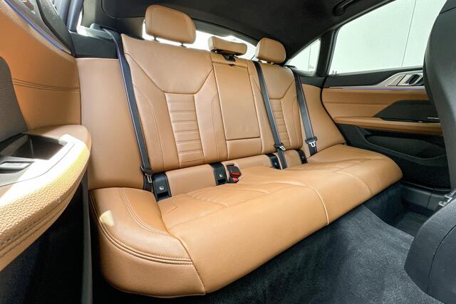 BMW i4 M50 High Executive Stuurwielrand Verwarming/ Stoelverwarming / Adaptief Onderstel / Comfort Acces / Shadow Line Koplampen / Glazen Schuifdak / Getinte Ramen / Dimmende Binnen & Buitenspiegel / Electrisch Verstelbare Voorstoelen / Driving Assistant Prof /