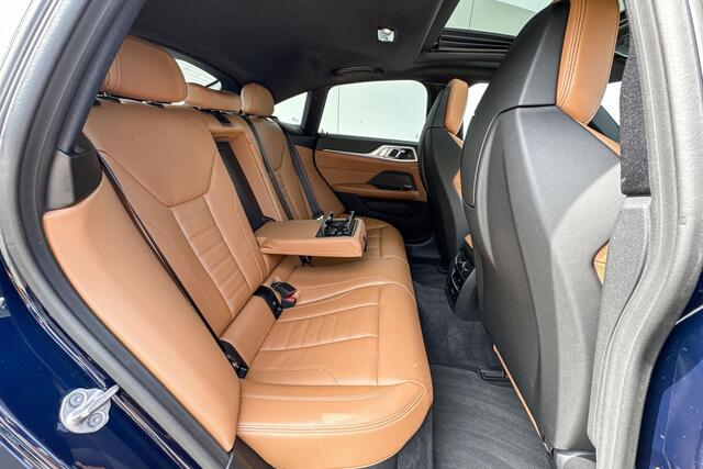 BMW i4 M50 High Executive Stuurwielrand Verwarming/ Stoelverwarming / Adaptief Onderstel / Comfort Acces / Shadow Line Koplampen / Glazen Schuifdak / Getinte Ramen / Dimmende Binnen & Buitenspiegel / Electrisch Verstelbare Voorstoelen / Driving Assistant Prof /