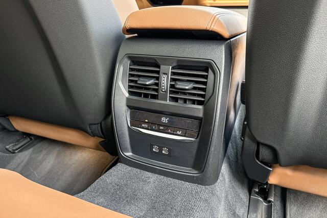 BMW i4 M50 High Executive Stuurwielrand Verwarming/ Stoelverwarming / Adaptief Onderstel / Comfort Acces / Shadow Line Koplampen / Glazen Schuifdak / Getinte Ramen / Dimmende Binnen & Buitenspiegel / Electrisch Verstelbare Voorstoelen / Driving Assistant Prof /