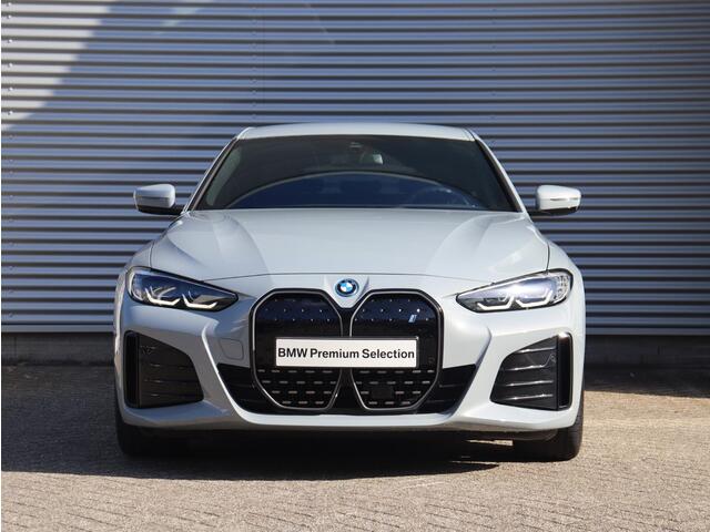 BMW i4 eDrive40 | High Executive | M Sportpakket | Achteruitrijcamera | HiFi | Elektr. Achterklep | Apple Carplay | 18'' LMV