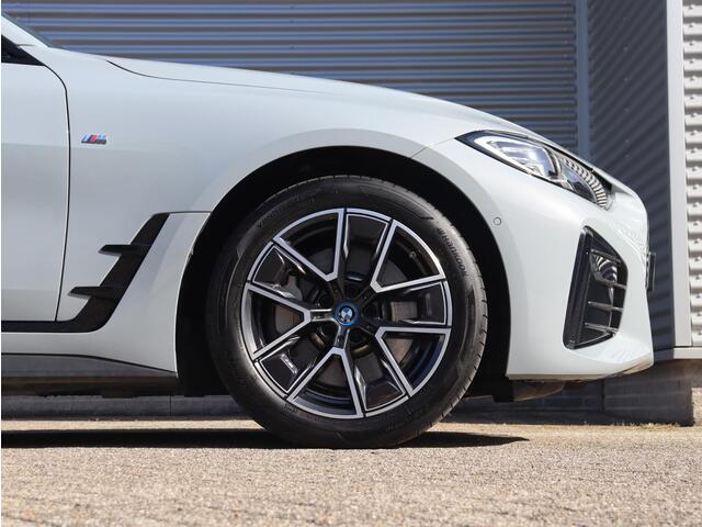 BMW i4 eDrive40 | High Executive | M Sportpakket | Achteruitrijcamera | HiFi | Elektr. Achterklep | Apple Carplay | 18'' LMV