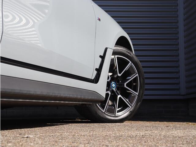 BMW i4 eDrive40 | High Executive | M Sportpakket | Achteruitrijcamera | HiFi | Elektr. Achterklep | Apple Carplay | 18'' LMV