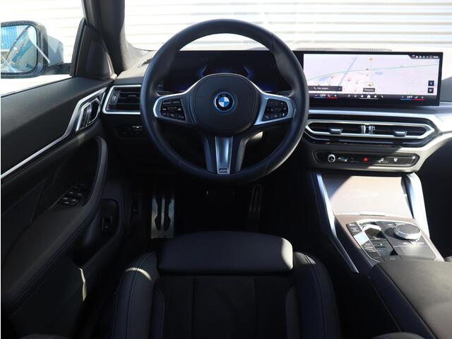 BMW i4 eDrive40 | High Executive | M Sportpakket | Achteruitrijcamera | HiFi | Elektr. Achterklep | Apple Carplay | 18'' LMV