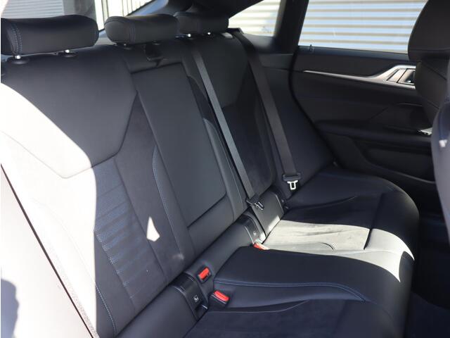 BMW i4 eDrive40 | High Executive | M Sportpakket | Achteruitrijcamera | HiFi | Elektr. Achterklep | Apple Carplay | 18'' LMV