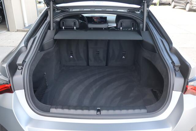 BMW i4 M-Sport eDrive40 84 kWh NL-Auto!! Individual Frozen Pure Grey Mettalic