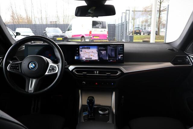 BMW i4 eDrive35 70 kWh M sportpakket | Voorstoelen verwarmd | Achteruitrijcamera