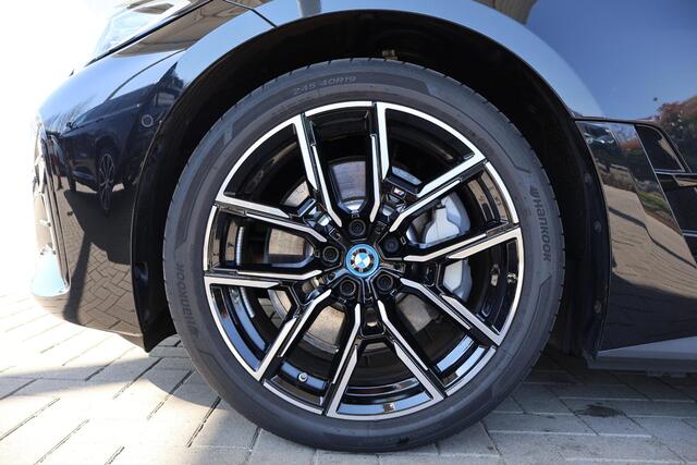 BMW i4 eDrive40 | M Sportpakket | BMW Live Cockpit Professional | Voorstoelen verwarmd