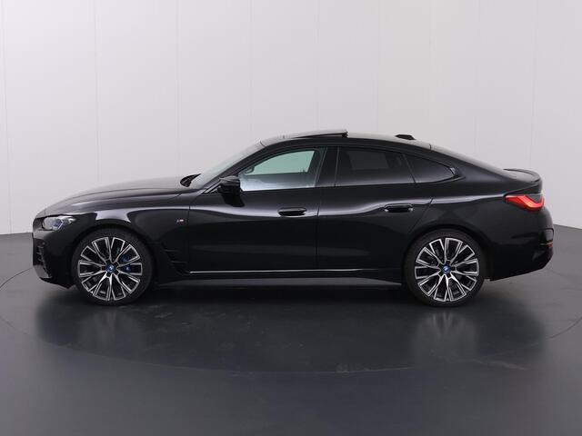BMW i4 M50 High Executive 84 kWh | SOH 98% | M-Sport | Schuif/Kantel dak | Sportstoelen | Harman/Kardon | x-Drive | Widescreen | Adaptief Onderstel | DAB | Stoelen/stuur verwarmbaar | Trekhaak | Laserlicht |