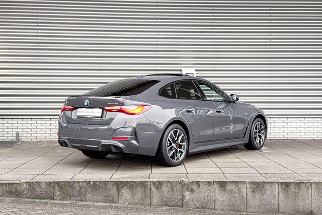 BMW i4 eDrive40 M Sportpakket Pro / High Executive / Achteruitrijcamera / Elektrisch bediend glazen schuif-/kanteldak / Elektrisch verwarmde voorstoelen