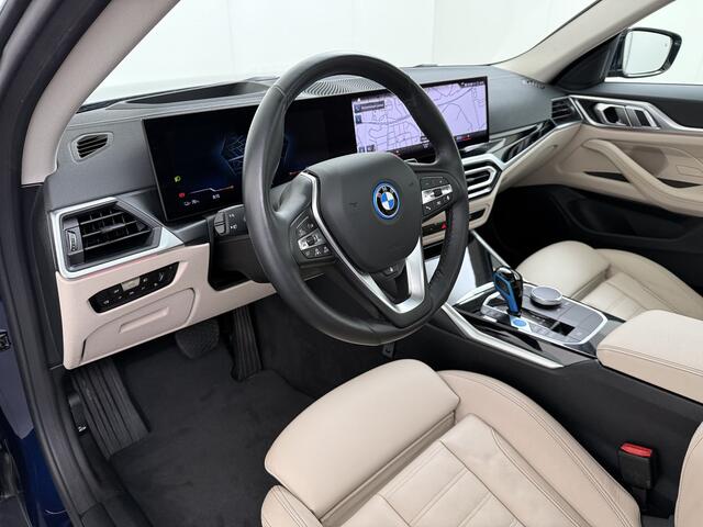 BMW i4 eDrive40 340pk High Executive 84 kWh SOH 99% Pano-Dak/Hefdak SportSt+Leer+(Stuur+)Verwarmd 360°Camera Adaptive-Cruise+s&go Park-Assist-plus HUD LASER-LED Bordherk. Live-Cockpit-Pro Apple-Android Carplay Smartphone-entry Semi-Autopilot Drive-Assist-pro Act