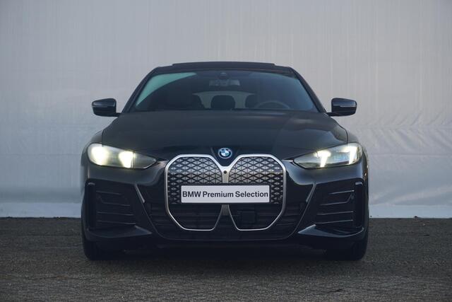 BMW i4 eDrive40 M Sportpakket 18'' / Head-Up Display / Parking Assistant Plus / Schuif-/kanteldak / Trekhaak