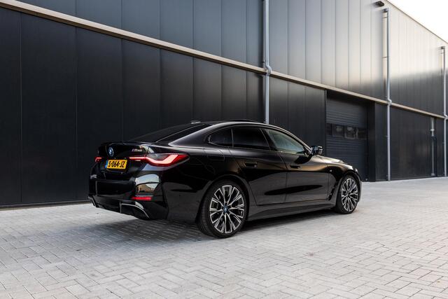 BMW i4 M50 High Executive 84 kWh | SOH 98,8% | M-Sport | Panoramadak | Sportstoelen | Harman/Kardon | X-Drive | Widescreen | Adaptief Onderstel | DAB | Stoel/stuurverwarming | Trekhaak | Laserlicht |