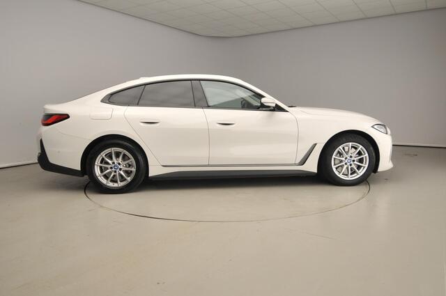 BMW i4 Gran Coupé eDrive40 | LED | Leder | HUD | Sportstoelen | Stoelverwarming | Achteruitrijcamera | DAB | Alu 17 inch