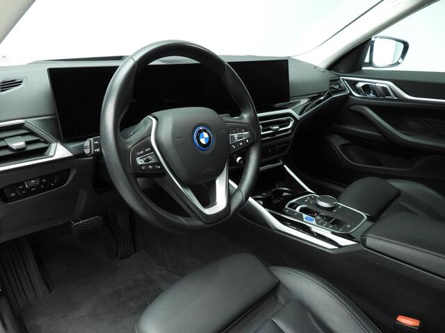 BMW i4 Gran Coupé eDrive40 | LED | Leder | HUD | Sportstoelen | Stoelverwarming | Achteruitrijcamera | DAB | Alu 17 inch