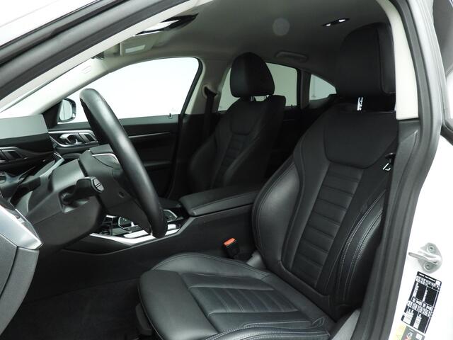 BMW i4 Gran Coupé eDrive40 | LED | Leder | HUD | Sportstoelen | Stoelverwarming | Achteruitrijcamera | DAB | Alu 17 inch