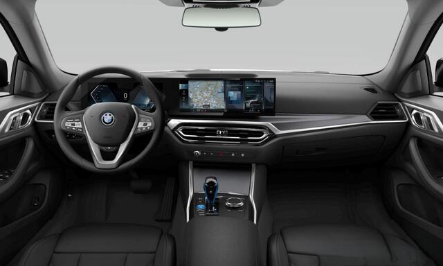 BMW i4 eDrive40 84 kWh | Stoelverwarming | Stuurverwarming | Apple Carplay | Adaptive Cruise Control | Memory Seat | Trekhaak | Camera | Parkeersensoren | Navigatie | Ambiance Verlichting | HIFI |