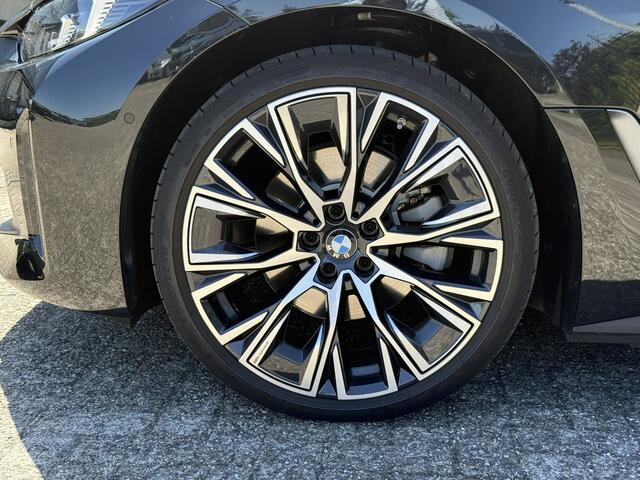BMW i4 eDrive35 | 20" Individual | ACC | Camera | HiFi | Comf. Acc. | Stoelverw. | Getint glas | Apple CP | Hoogglans Shadow Line